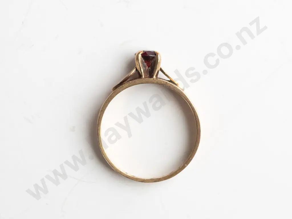 9ct garnet ring stamped Image 1++