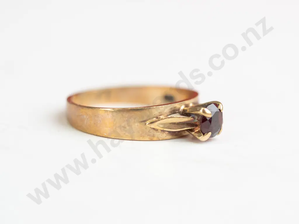 9ct garnet ring stamped Image 1++