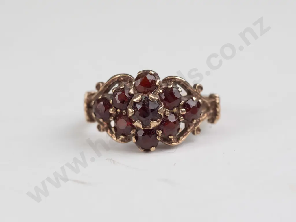 9ct garnet cluster ring -  2.3 gms Image 1++