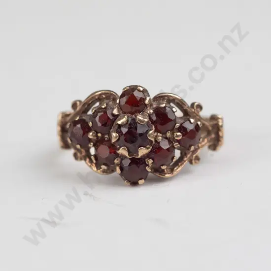 9ct garnet cluster ring -  2.3 gms
