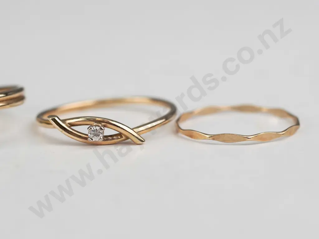 4 fine gold rings - no marks Image 1++