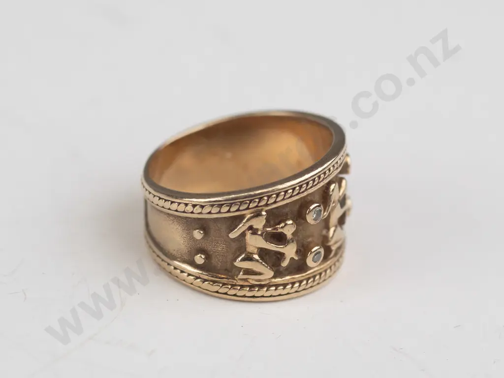 9ct gold 4 small diamond ring 5.5gms Image 1++