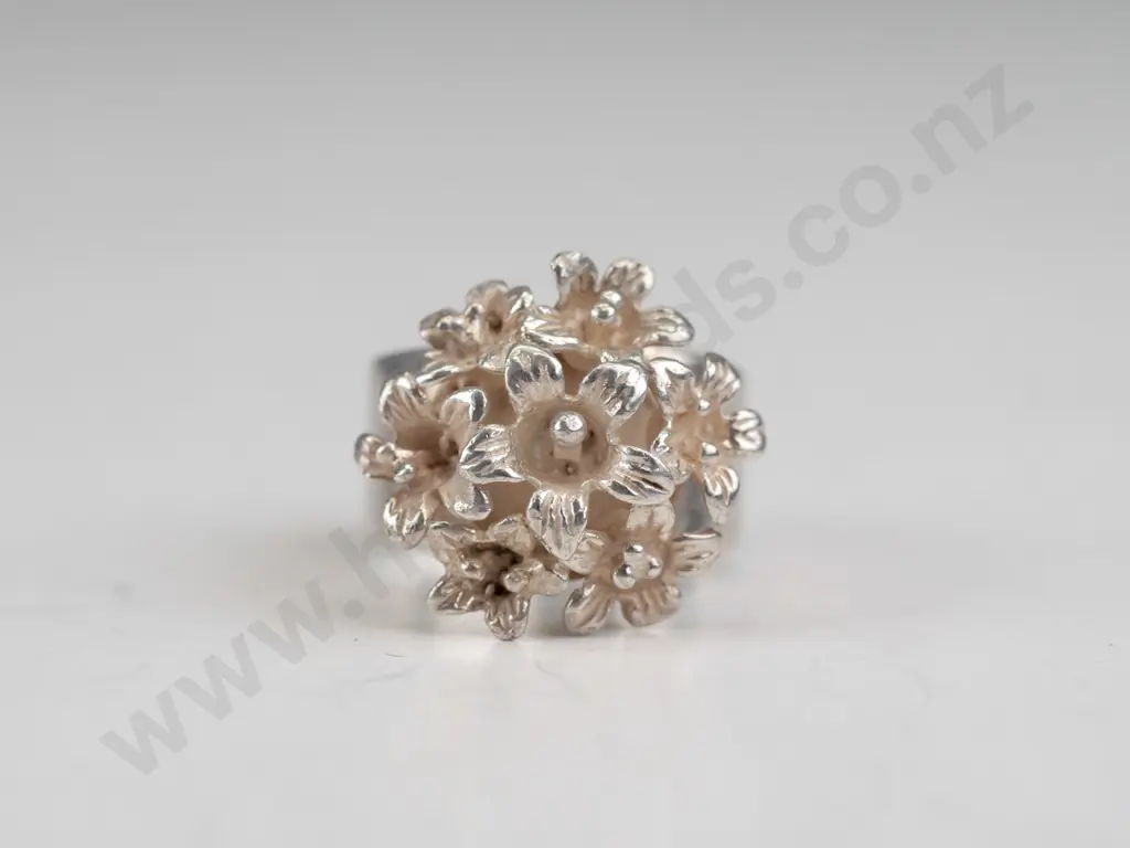 silver large floral ring stamped 925 Image 1++