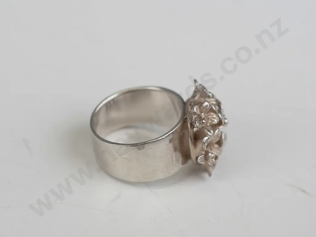 silver large floral ring stamped 925 Image 1++