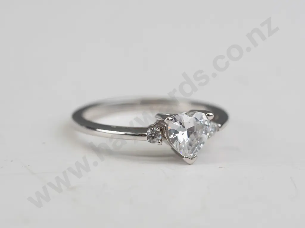 silver cz ring stamped 925 Image 1++