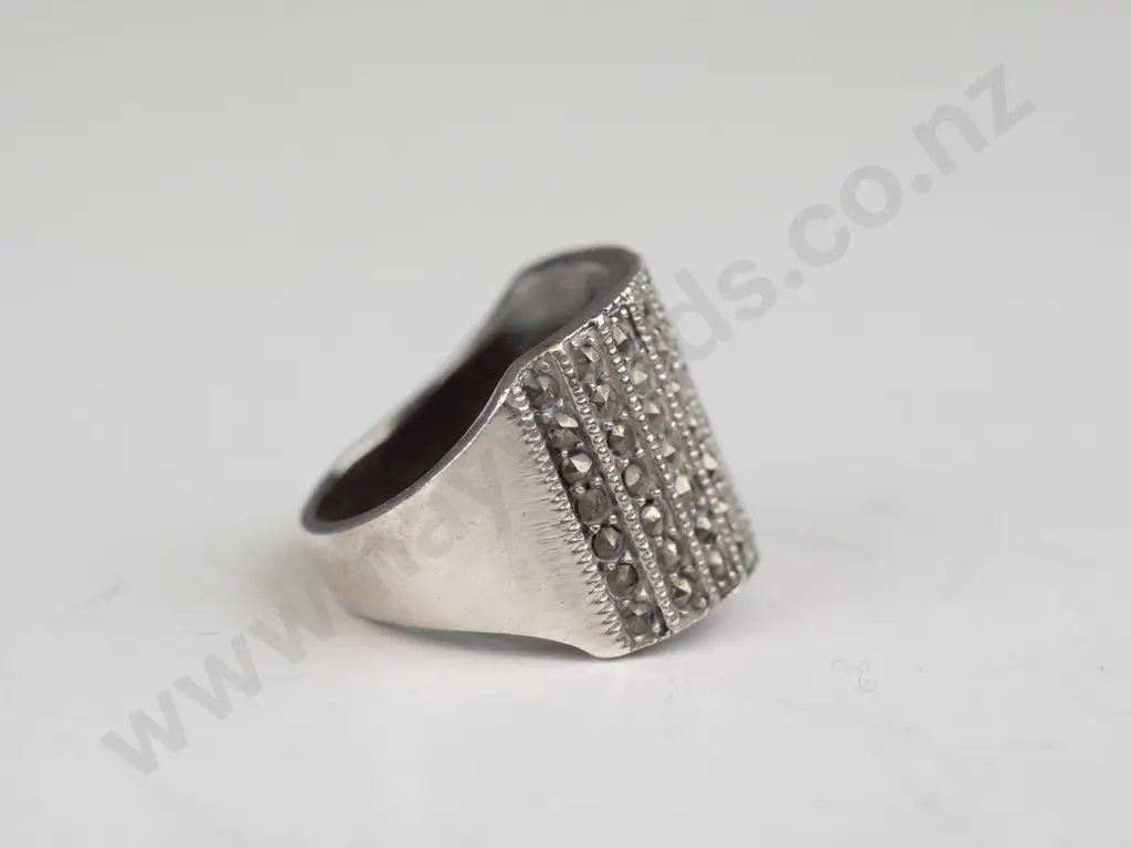 silver marcasite ring stamped 925 Image 1++