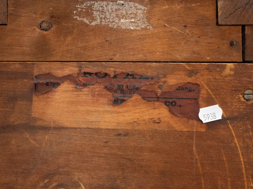 vintage Sessions mantel clock in arched and stepped mahogany case, columns with with metal fittings, with a key that Image 1++