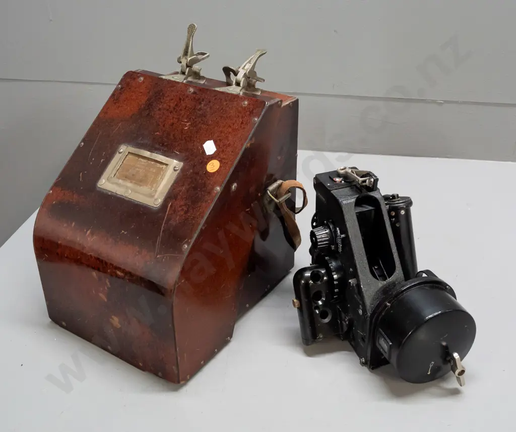 vintage bubble sextant in fitted composite or bakelite case - marked AM / Mark IXa - with strap clip on top. Some age Image 1++
