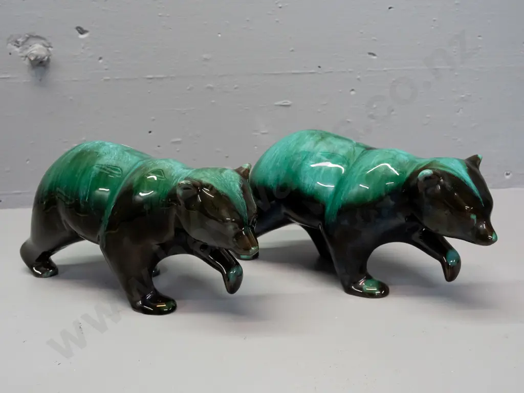 2 Blue Mountain Pottery bear figures H-130 L-290 Image 1++