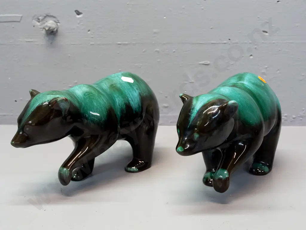 2 Blue Mountain Pottery bear figures H-130 L-290 Image 1++