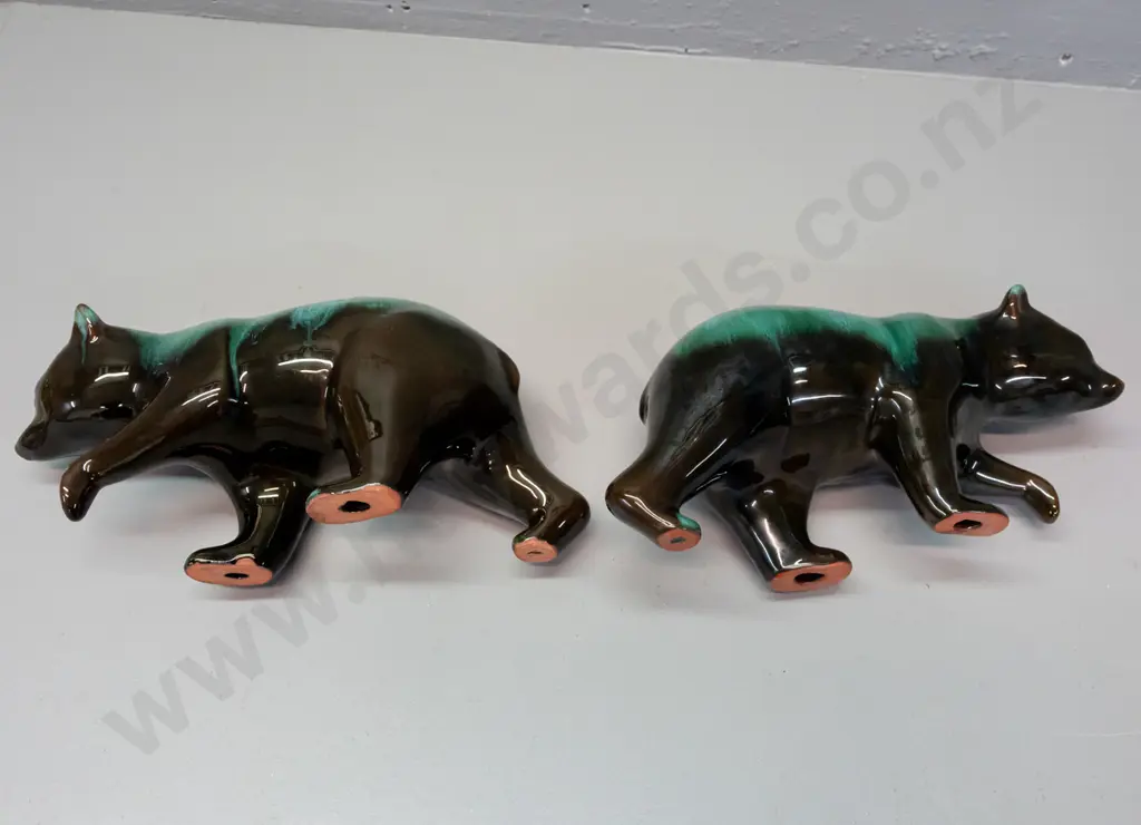 2 Blue Mountain Pottery bear figures H-130 L-290 Image 1++
