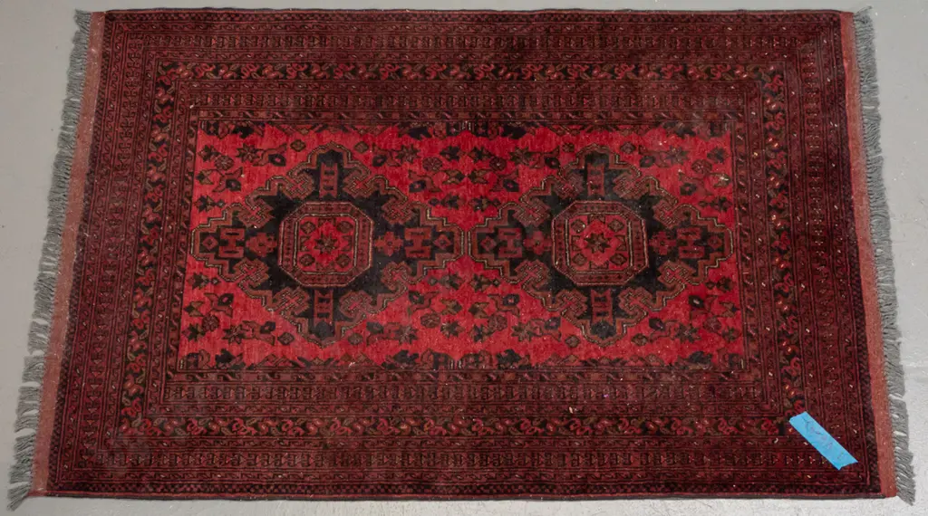 red ground woolen hand knotted Persian style rug, slight wear H1520 W1000 Image 1++