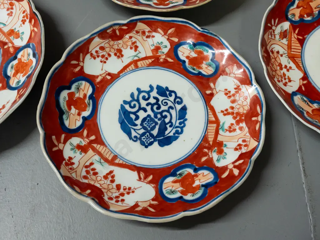6 vintage Imari plates with decoration on backs - some staining, one has chip to base rim D-220 Image 1++