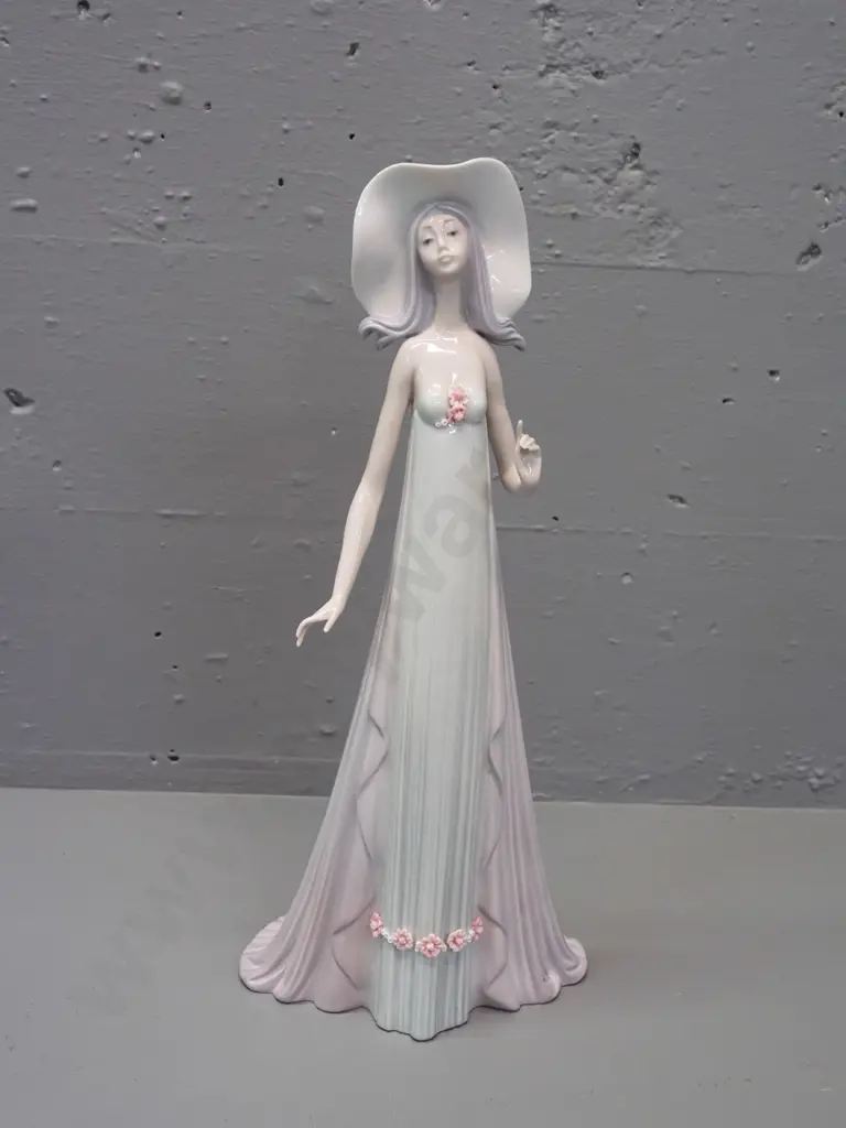 Lladro female figure H-350 Image 1++