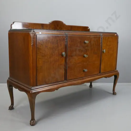 Art Deco walnut buffet sideboard back upstand bookmatched 4-segment walnut top, brass oval fanned knobs, 3 drawers 1 w/