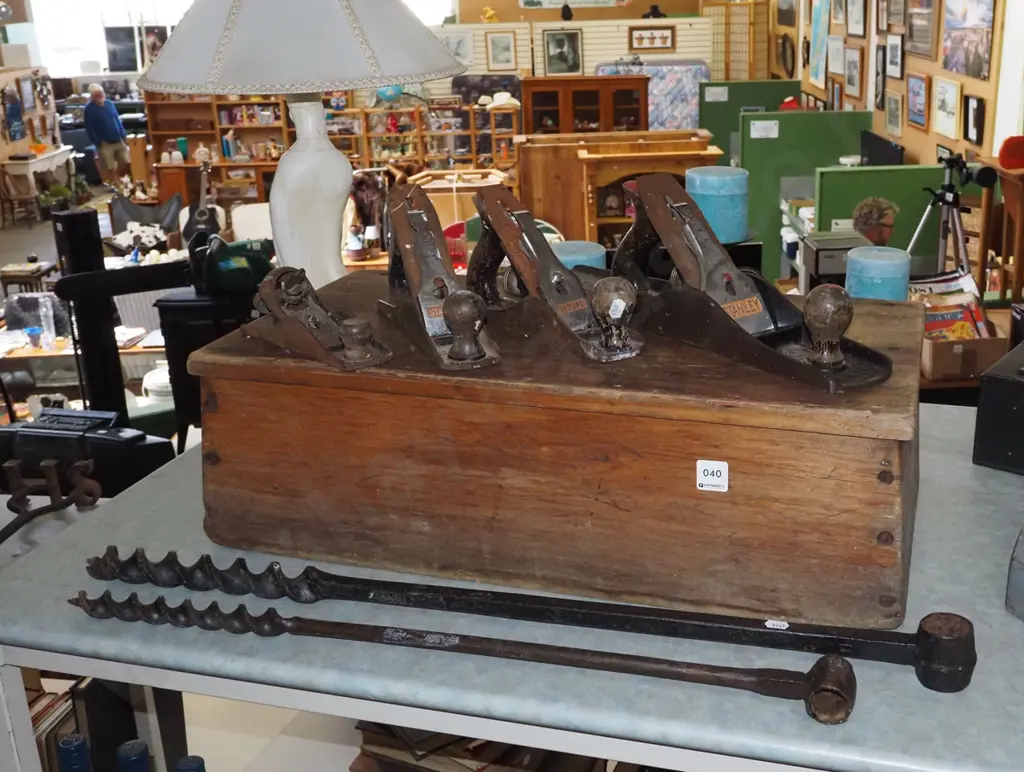 wooden box, 4x rusty hand planes, 2x long auger bits Image 1++