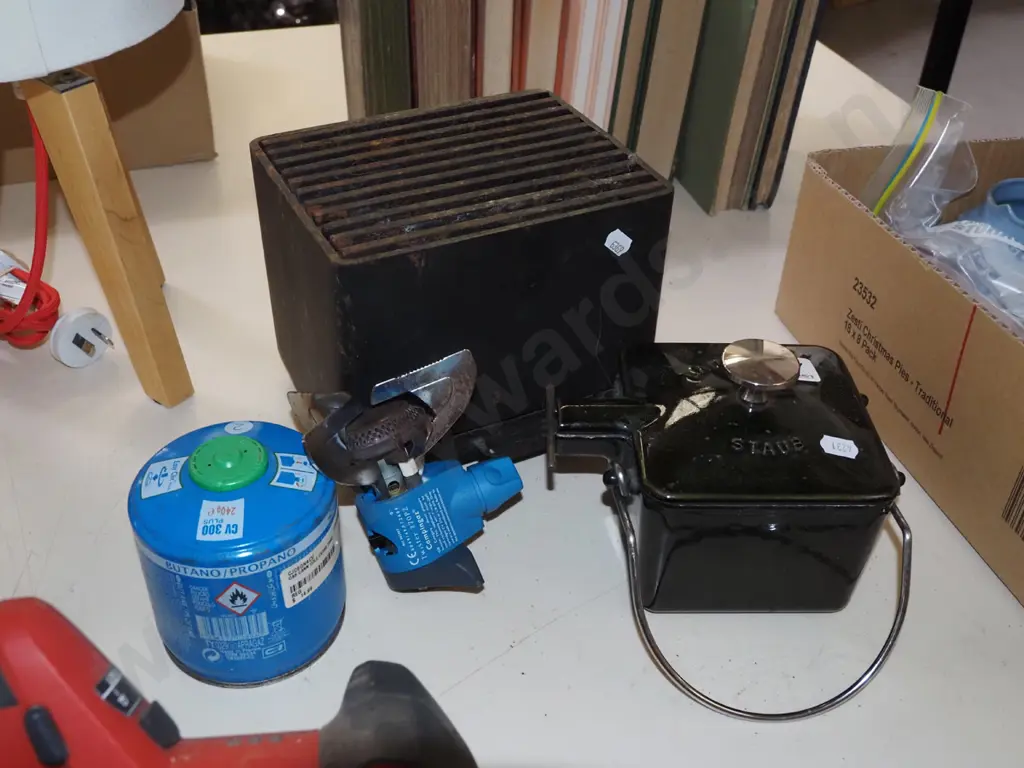 cast iron stove and cast iron and enamel pouring pot Image 1++