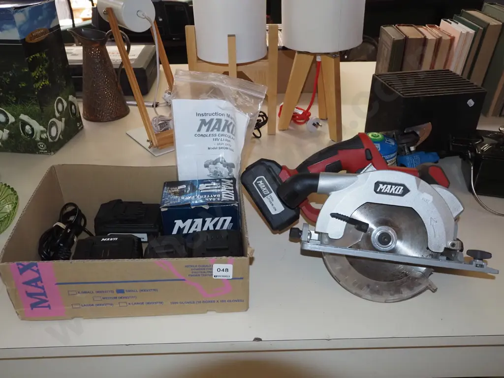 Mako skilsaw, box - charger and 4 additional batteries Image 1++