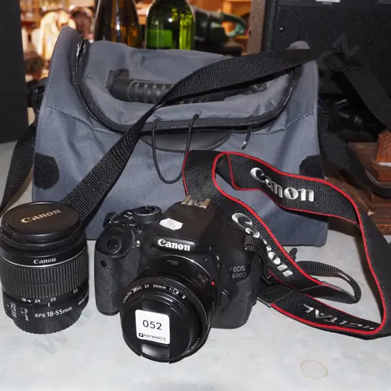 Canon EOS 600D digital camera with bag and additional lens
