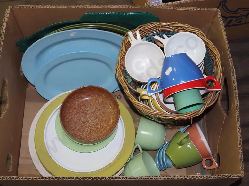 box; plastic duraware plates, cups, basket etc Image 1++