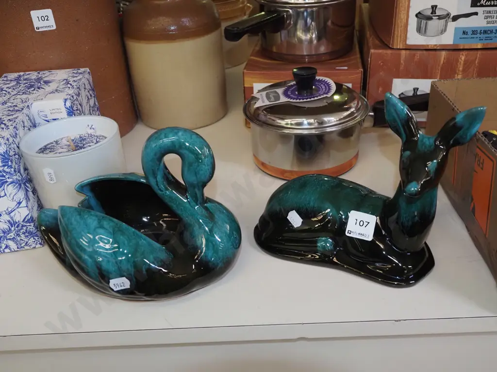 Blue Mountain swan vase, deer H170 Image 1++