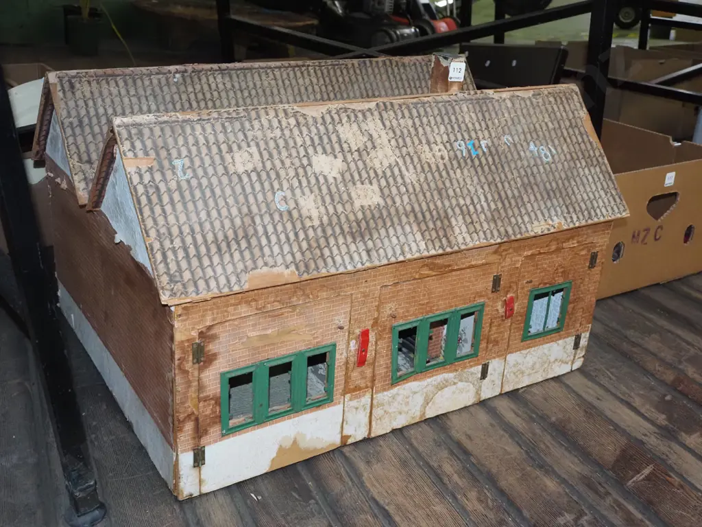 vintage dollshouse - damage H420 W700 D550 Image 1++