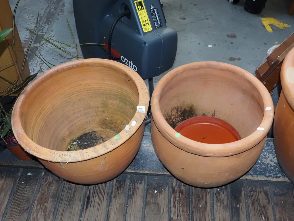 2x terracotta garden planters - green dots H360 Diam-400 Image 1++