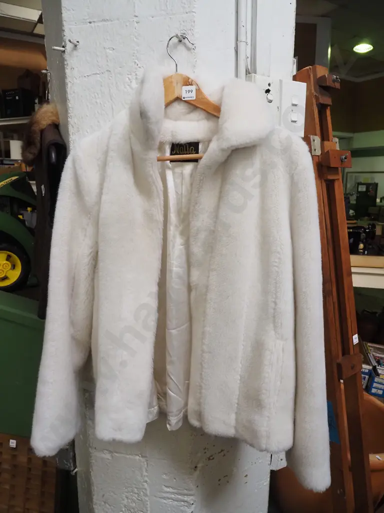 white size 16 ladies faux fur coat Image 1++