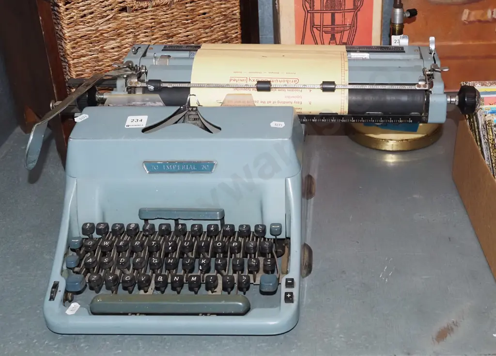 Imperial 70 typewriter Image 1++