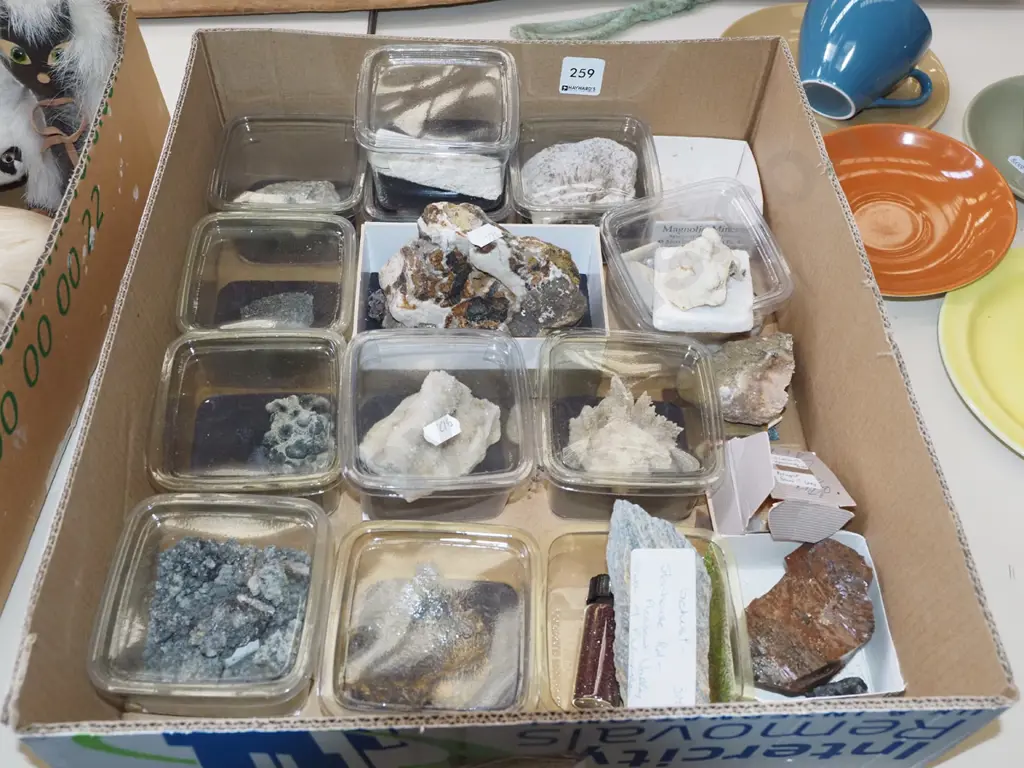 box; various gem stones Image 1++
