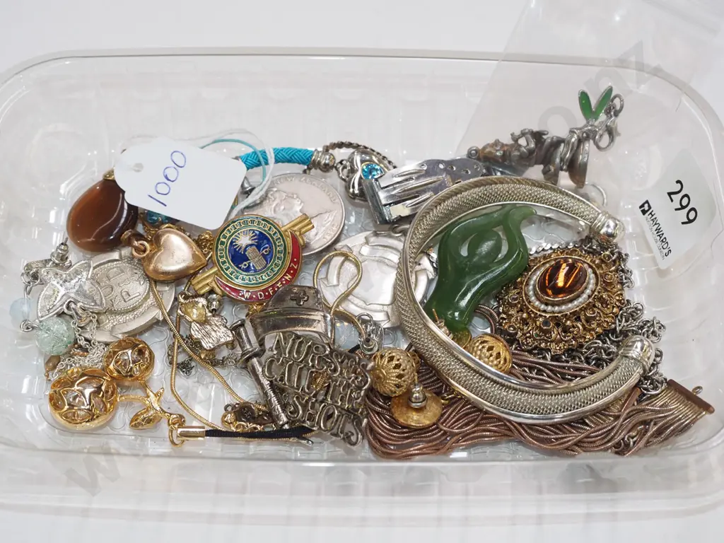 tray of costume jewellery Image 1++