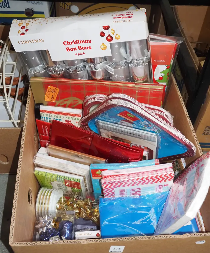 box; Xmas plates, napkins etc Image 1++