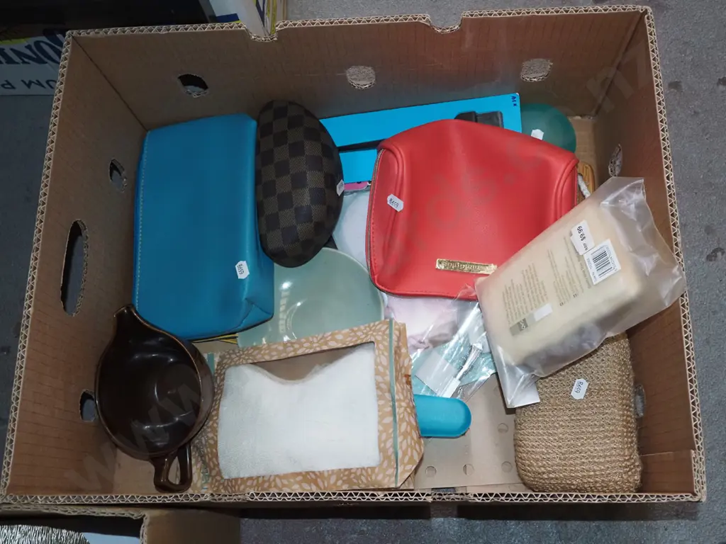 box; scrubbing brush, toilet bags, Temuka jug etc Image 1++