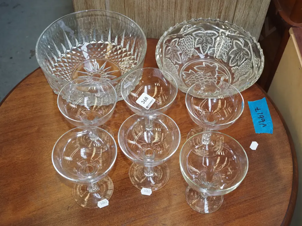 2x glass bowls, 6x hollow stemmed champagne glasses Image 1++