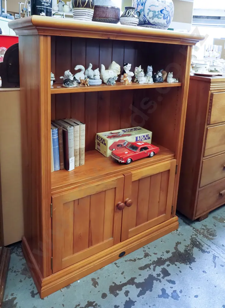 rimu 2 door cupbaord/shelf unit H1230 W920 D360 Image 1++