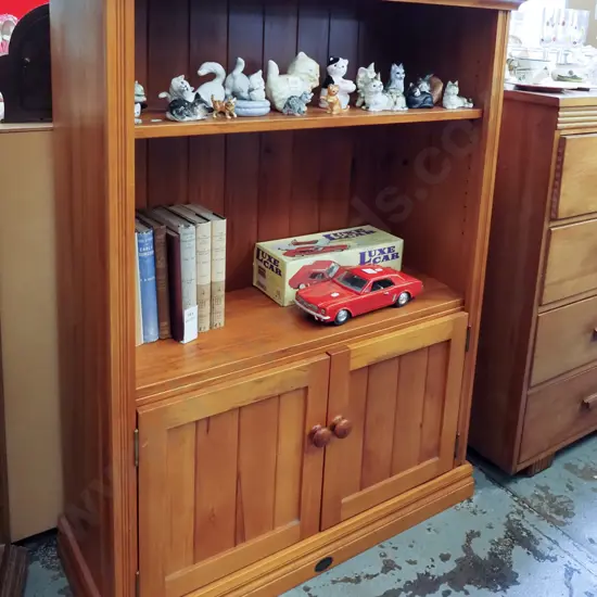 rimu 2 door cupbaord/shelf unit H1230 W920 D360