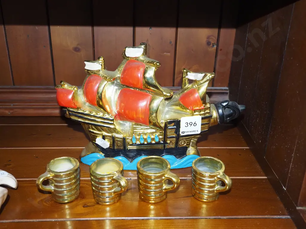 galleon decanter with 4 small barrel cups Image 1++