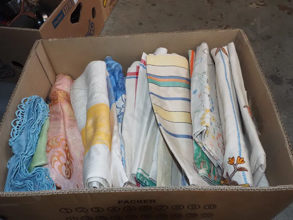 box; tablecloths, napkins, teapots etc Image 1++
