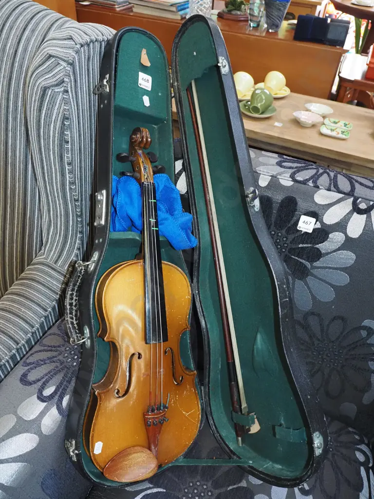 Chinese violin and hard case and bow Image 1++