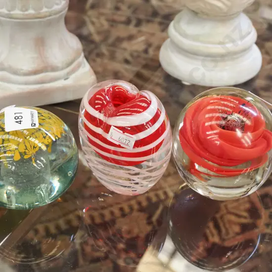 2x art glass paperweights, 1x small vase