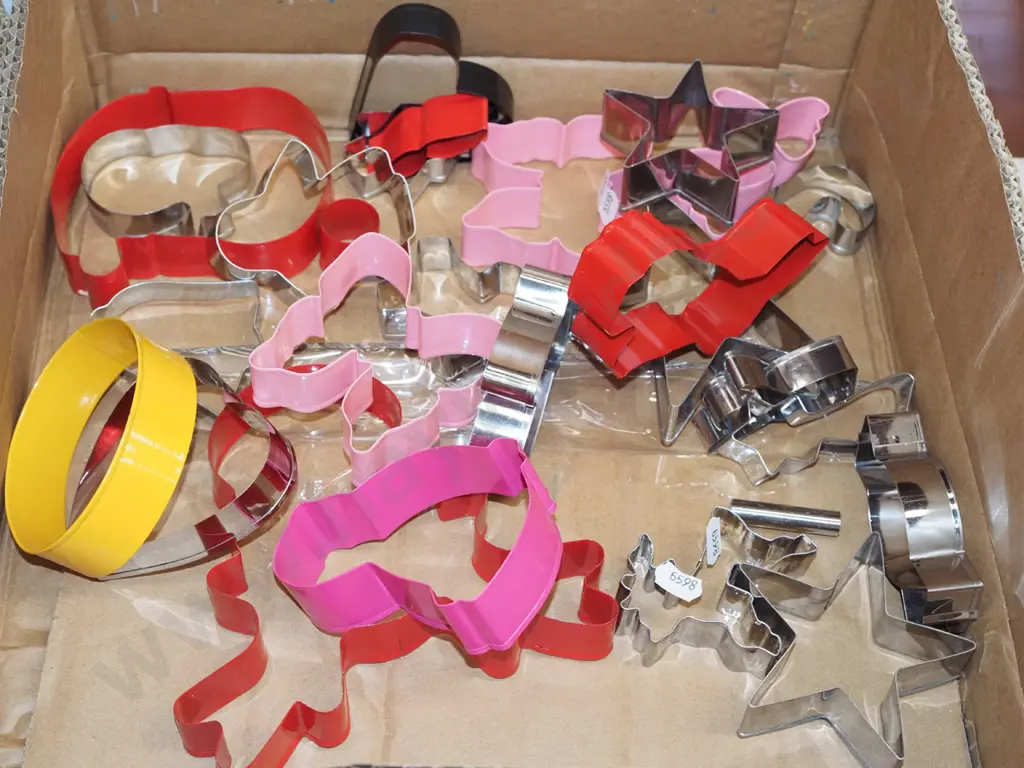 box of cookie cutters Image 1++