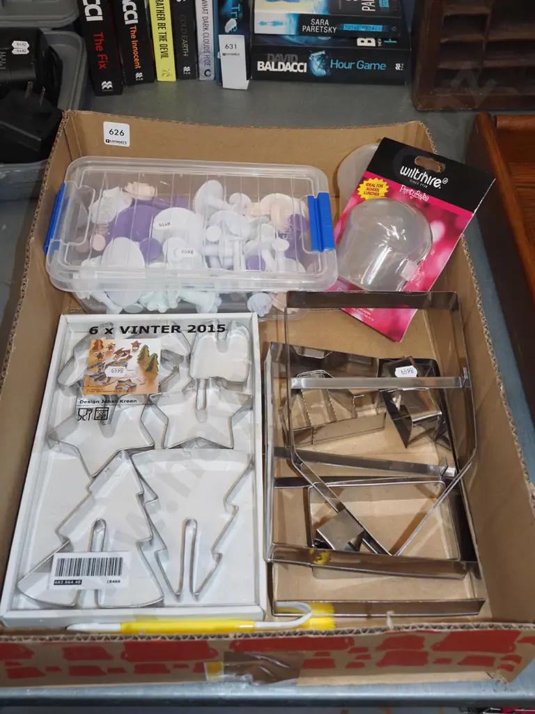 box; cookie cutters, muffin storage canisters Image 1++