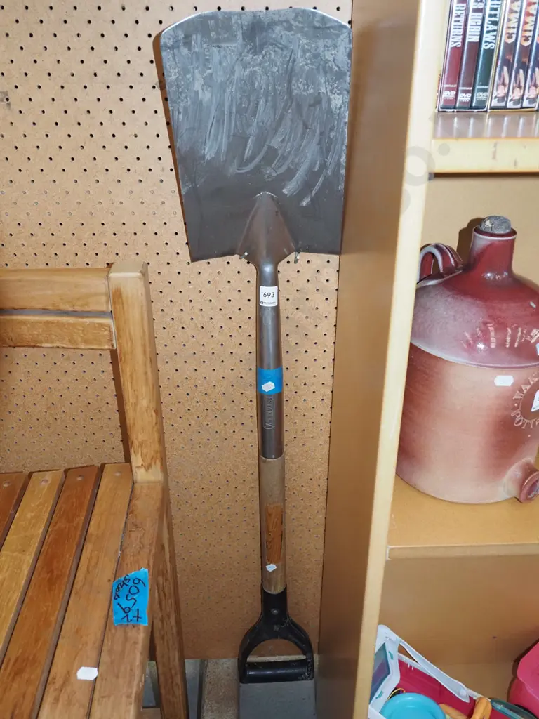 wooden handled stainless steel spade Image 1++