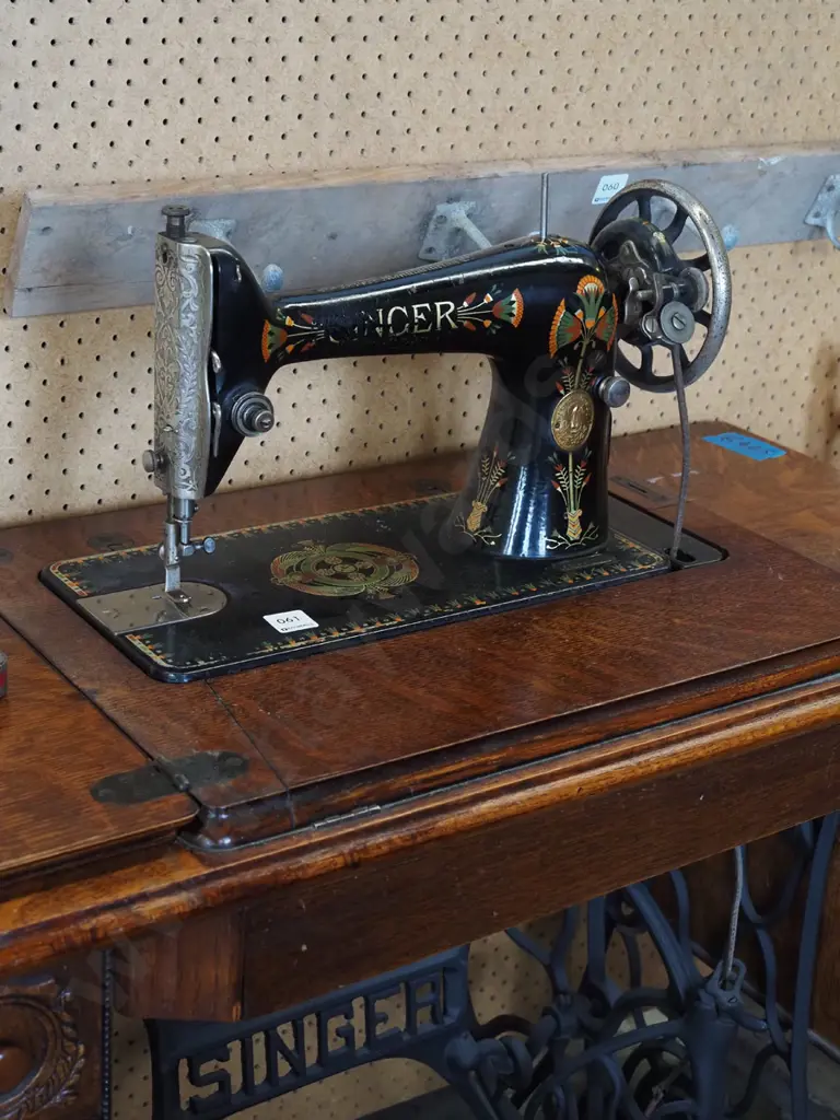 Singer treadle sewing machine - in excellent condition for age Image 1++
