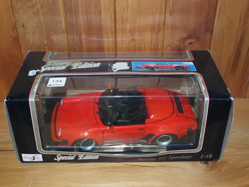 box; diecast scale model of Porsche 911 Image 1++