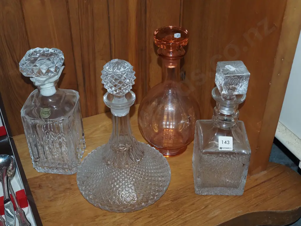 ship's decanter, 3x other decanters Image 1++