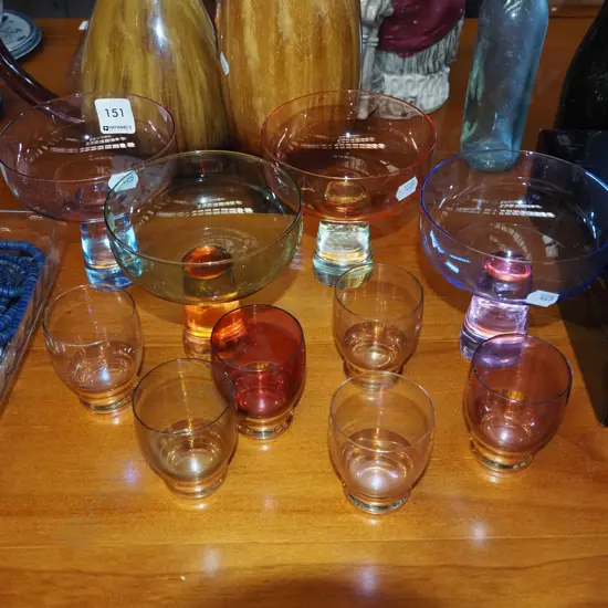 4x coloured glass comports, 6x shot glasses