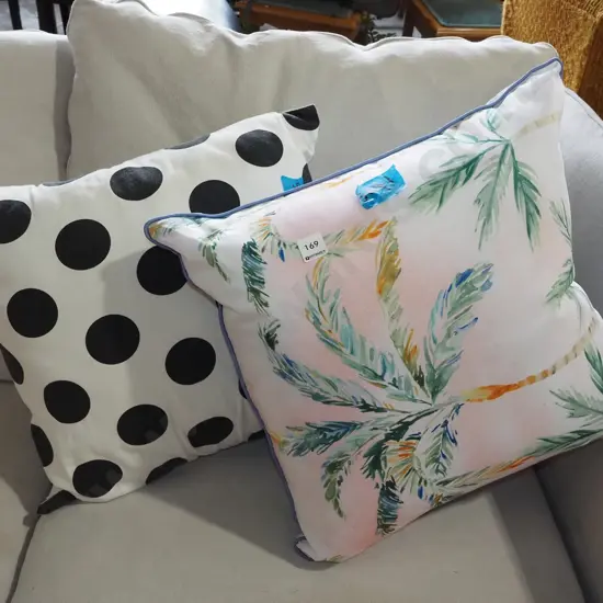 2x cushions