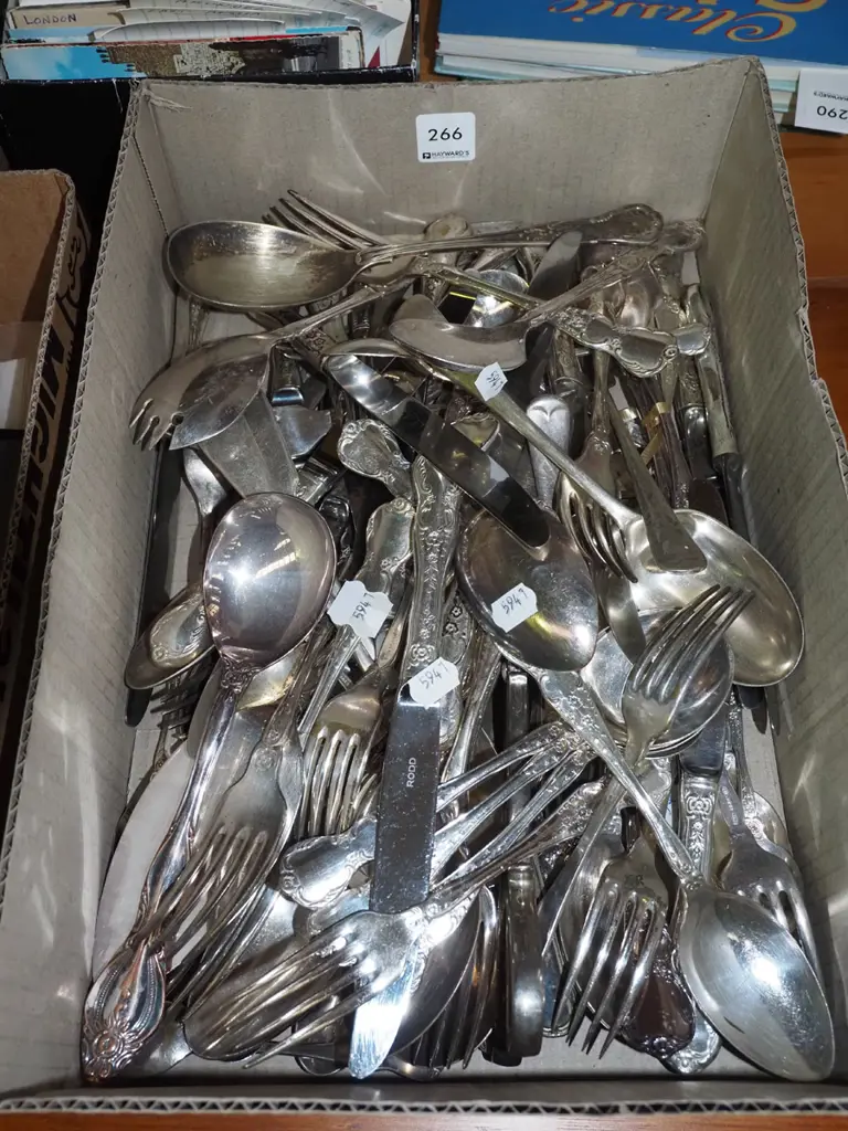 box of cutlery Image 1++