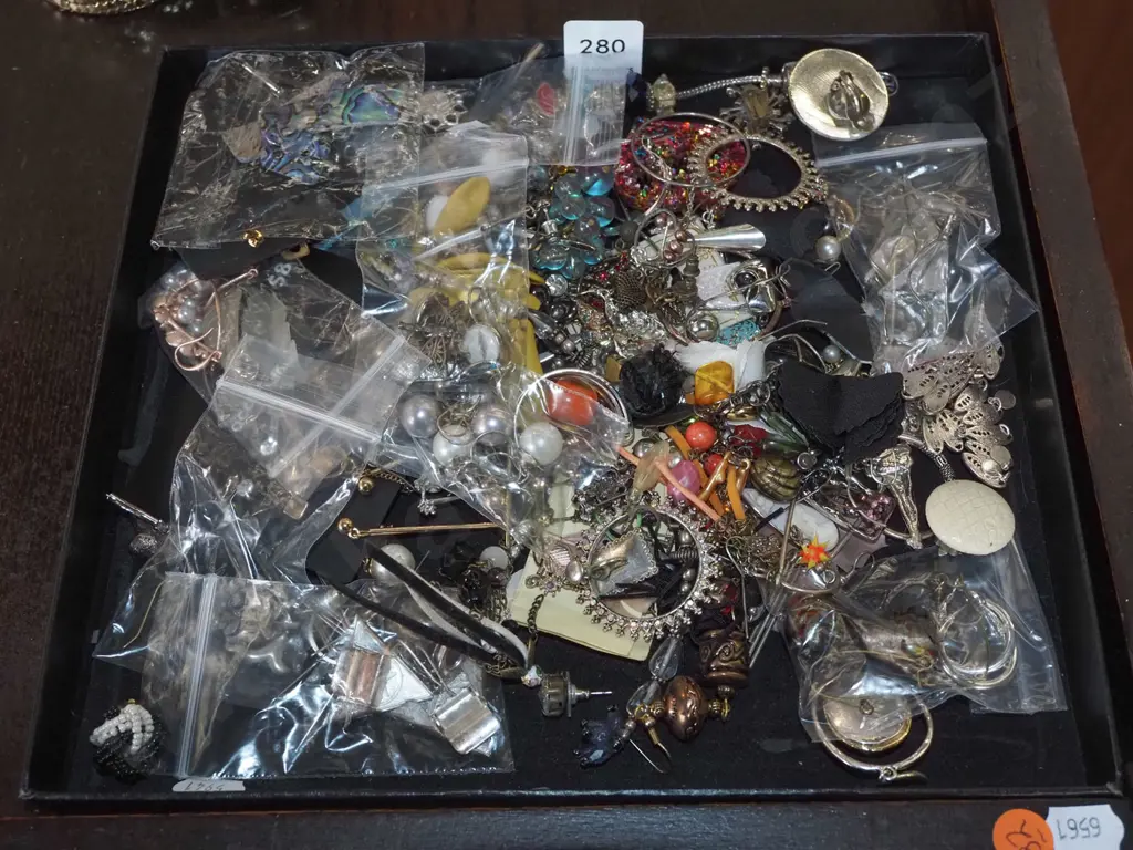 tray of costume jewellery Image 1++